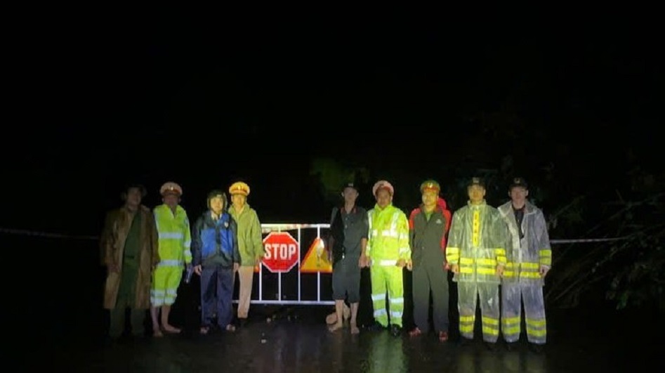 Lực lượng chức năng cũng lập chốt trên Quốc lộ 24C, nhằm đảm bảo an toàn cho các phương tiện tham gia giao thông. Ảnh: Trọng Quốc