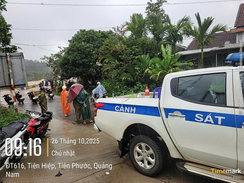 Lực lượng chức năng tiến hành giăng dây, đảm bảo an toàn cho người dân không băng qua vùng lũ. Ảnh: ĐPCC