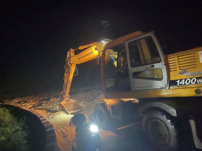 Xuyên đêm khắc phục sạt lở trên Quốc lộ 24C, tỉnh Quảng Ngãi