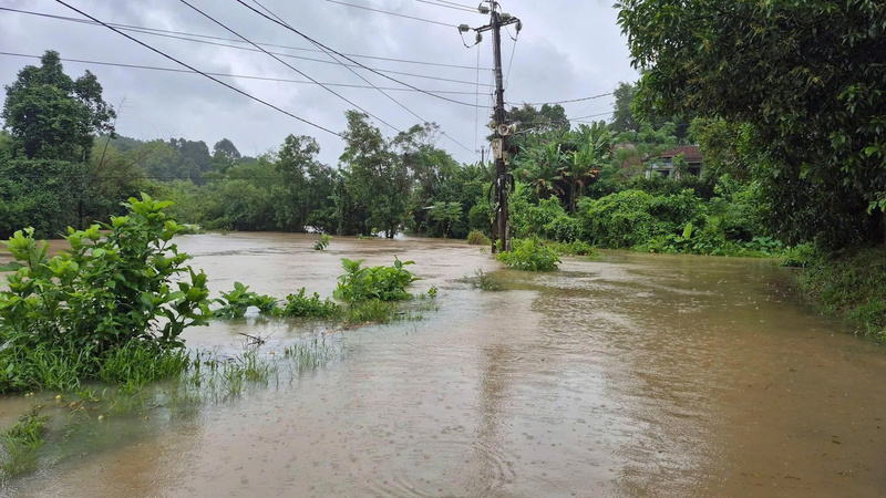 Cầu sông Trường đoạn qua xã Phước Hiệp bị ngập sâu, chia cắt ở 2 đầu. Ảnh: ĐPCC