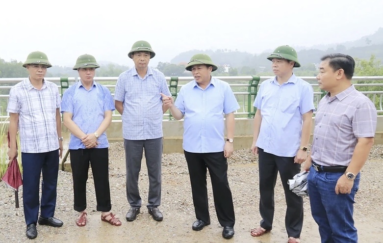 Phó Chủ tịch UBND tỉnh Phú Thọ Đinh Công Sứ kiểm tra tiến độ thực hiện Dự án cấp bách đê ngăn lũ chống ngập úng Pheo - Chẹ. Ảnh: Hồng Trung