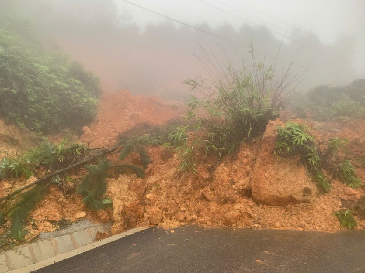 Đất đá từ trên sườn đồi đổ xuống đường. Ảnh: Duy Tuấn