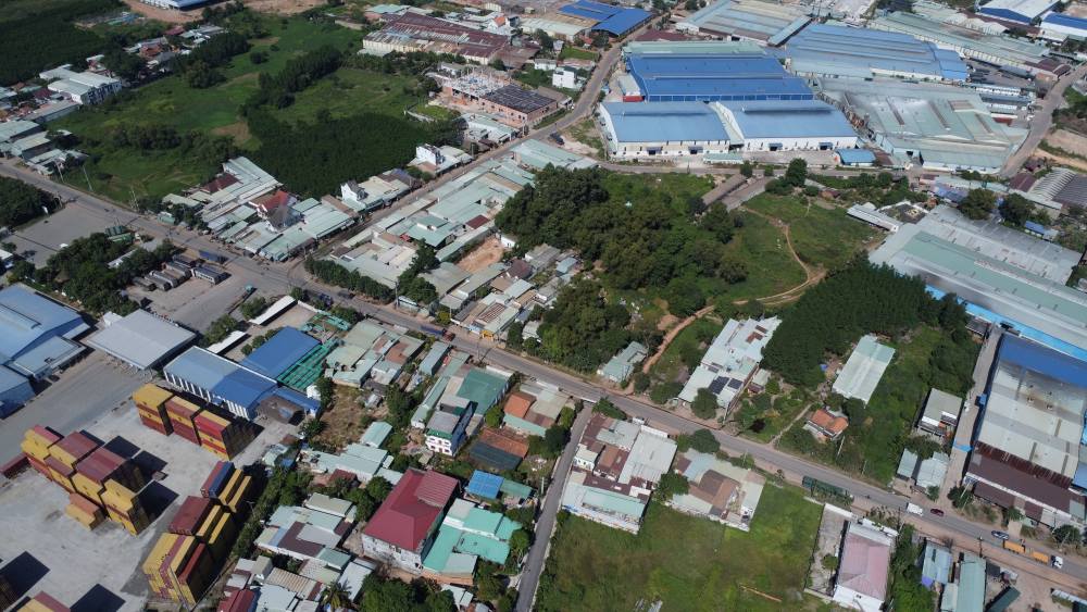 Tuyến đường ngày càng nhỏ bé so với sự phát triển. Ảnh: Đình Trọng