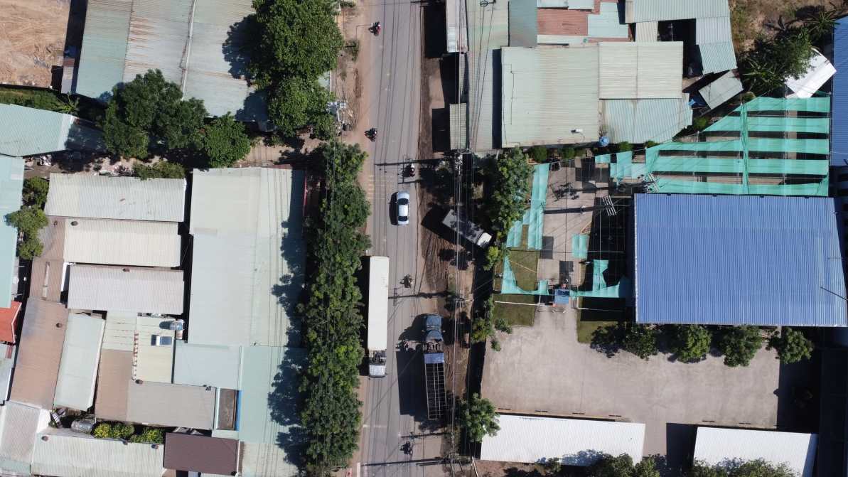 Đường chỉ có 2 làn xe nhỏ hẹp. Ảnh: Đình Trọng