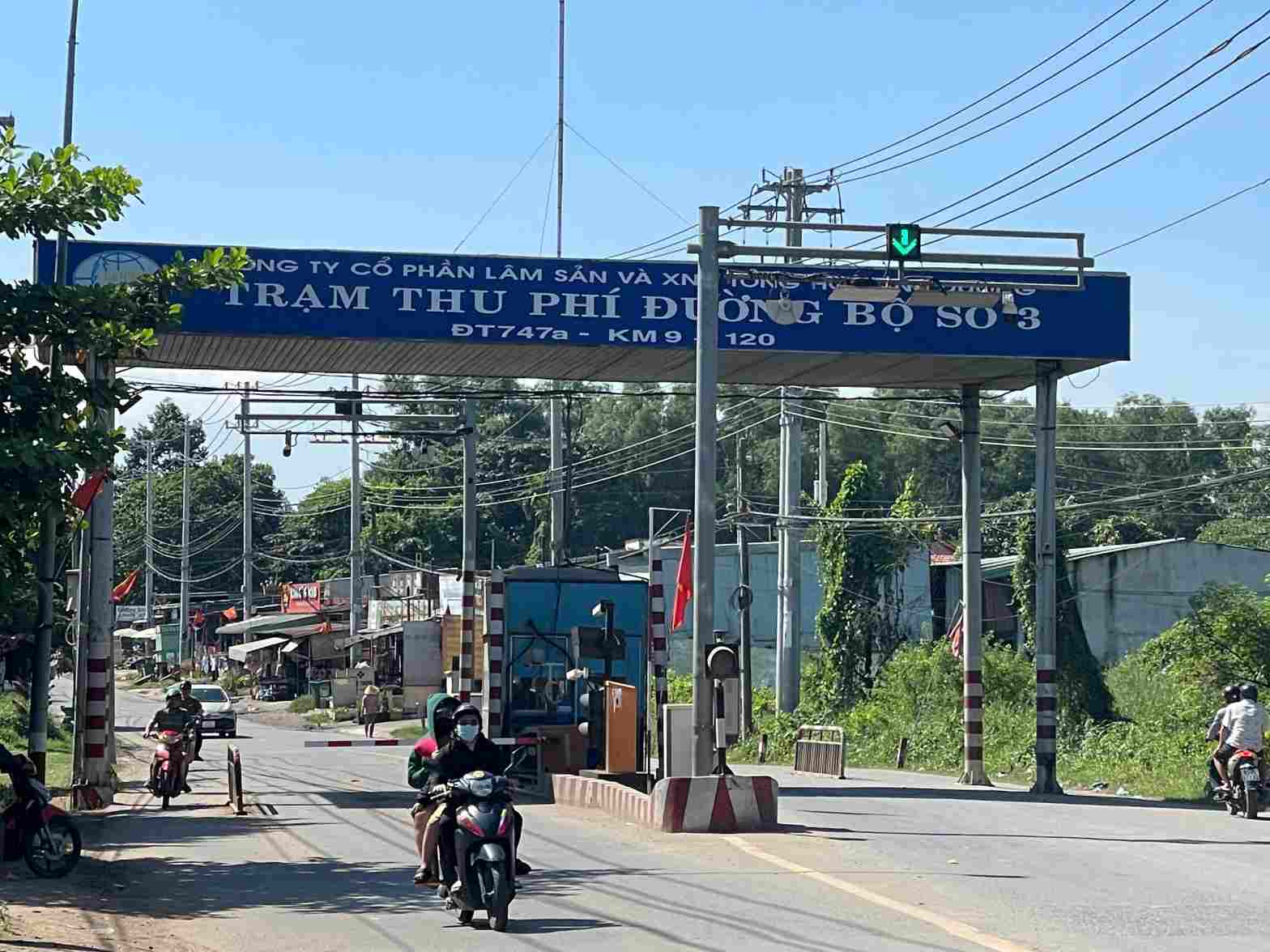 Trạm thu phí số 3 trên đường ĐT 743a. Ảnh: Đình Trọng