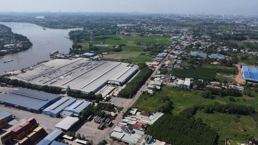 Tuyến đường ĐT 743 bám dọc sông Đồng Nai dẫn vào cảng cạn Thạnh Phước. Ảnh: Đình Trọng