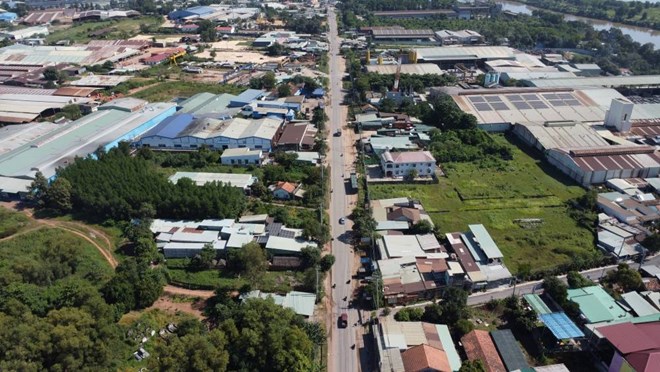 Hình ảnh đường kết nối với cảng cạn ở TPHCM chỉ có 2 làn xe nhỏ hẹp