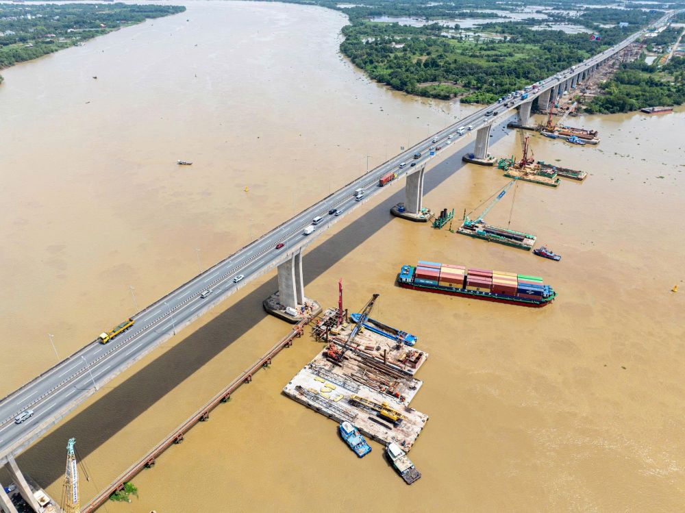 Các nhà thầu đang tập trung máy móc, thiết bị tại cầu Long Thành để mở rộng cầu hiện hữu từ 4 lên 8 làn xe. Ảnh: Nhâm Nguyễn