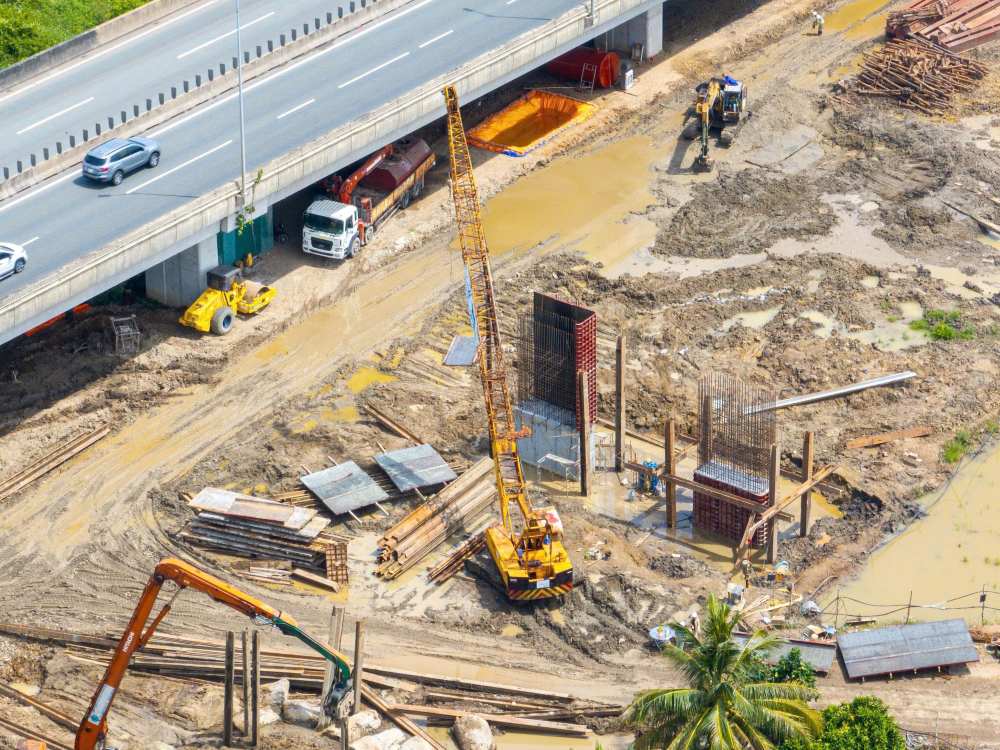 Công trường phía bờ Đồng Nai tấp nập thi công, nhà thầu tranh thủ triển khai song song nhờ quỹ đất giai đoạn 1 đã sẵn sàng. Các móng trụ của đường dẫn cầu Long Thành phía Đồng Nai đang dần thành hình. Ảnh: Anh Tú.