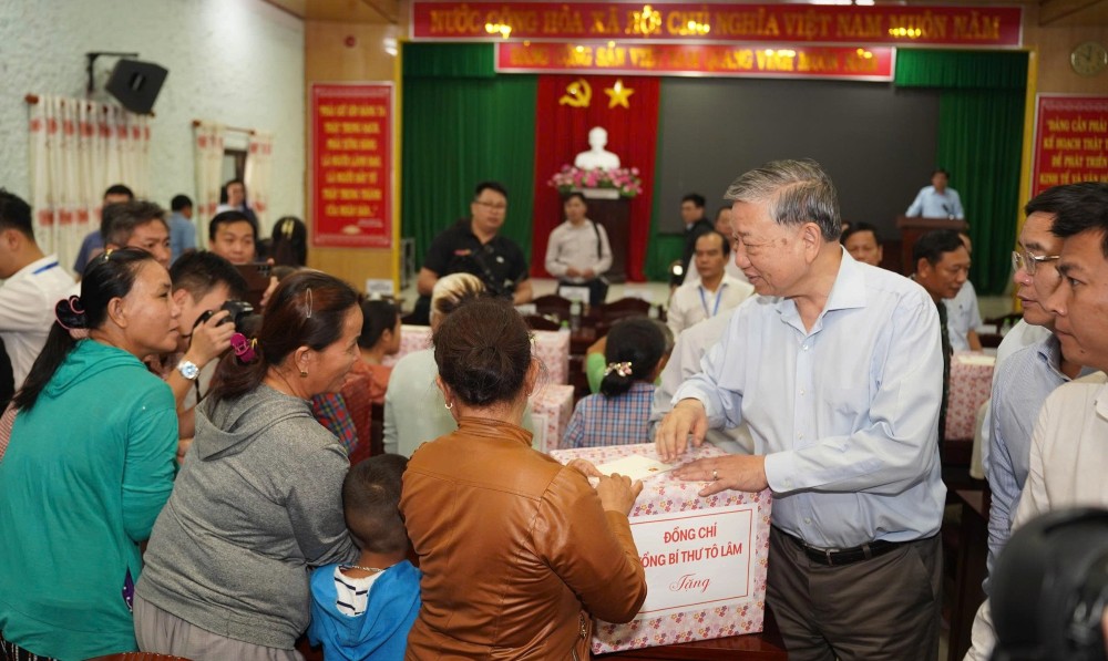 Tổng Bí thư Tô Lâm thăm hỏi, tặng quà cho người dân bị ảnh hưởng bởi mưa lũ tại xã Quảng Điền (TP Huế). Ảnh: Lê Đình Hoàng