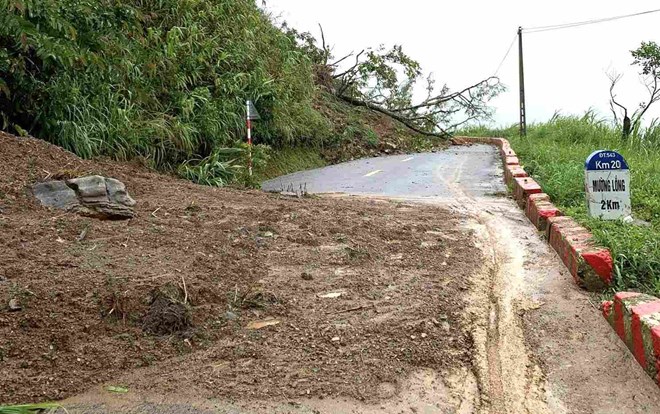 Sạt lở núi gây ách tắc, cô lập nhiều xã tại Nghệ An
