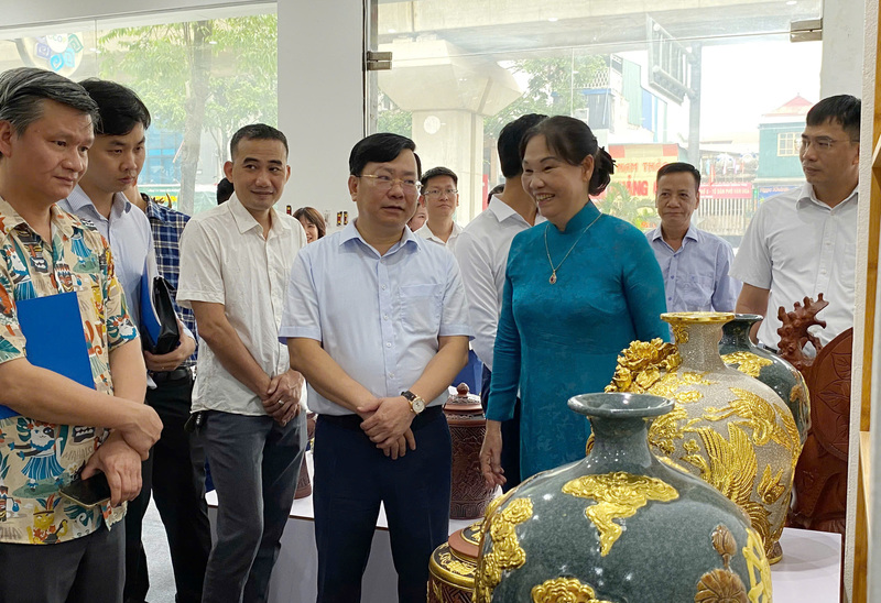 Các đại biểu tham quan sản phẩm làng nghề tại Điểm trưng bày, giới thiệu và quảng bá sản phẩm OCOP Thủ đô (số 176 đường Quang Trung, phường Hà Đông, TP. Hà Nội). Ảnh: Nguyễn Hạnh