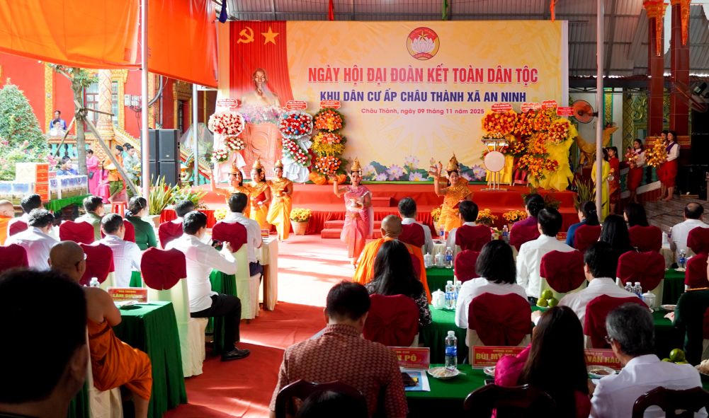 Ngày hội Đại đoàn kết toàn dân tộc khu dân cư Châu Thành, xã An Ninh (TP Cần Thơ) diễn ra trang trọng, vui tươi, đồng bào cư dân phấn khởi. Ảnh: Phương Anh