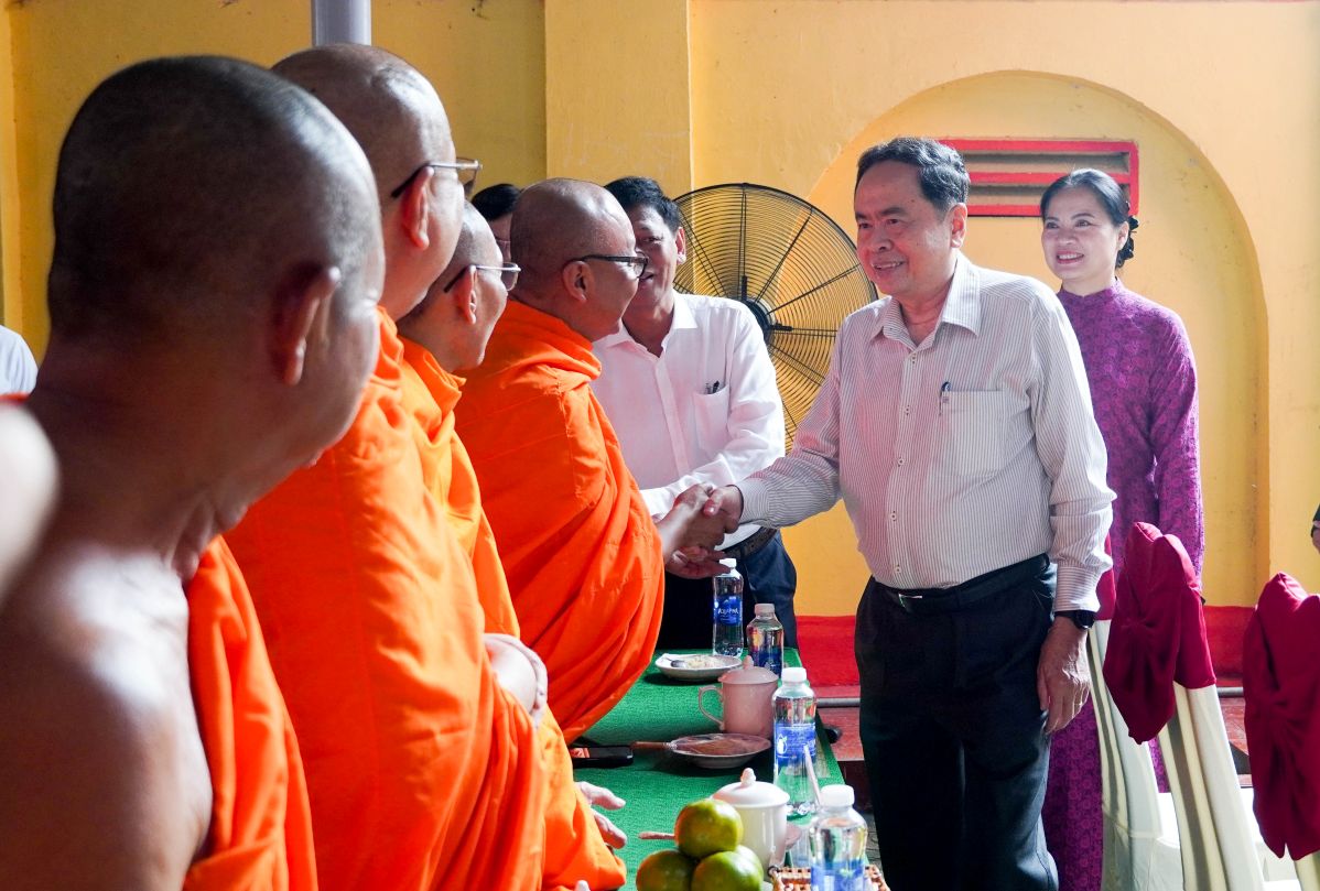 Chủ tịch Quốc hội Trần Thanh Mẫn chào mừng các vị hòa thượng, thượng tọa, đại đức, trụ trì các chùa trên địa bàn TP Cần Thơ. Ảnh: Phương Anh