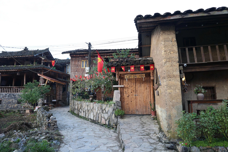 Tại Lô Lô Chải, những ngôi nhà trình tường được giữ nguyên kiến trúc cũ, nhưng bên trong là không gian homestay tiện nghi. Ảnh: Lê Phú.