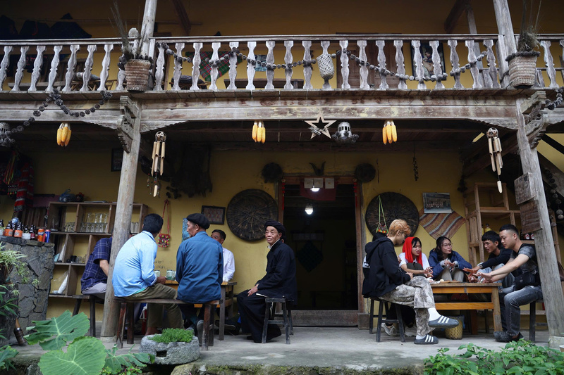 Lô Lô Chải hôm nay là bức tranh giao hòa giữa truyền thống và hiện đại, giữa văn hoá và thương mại, giữa con người và thiên nhiên. Ảnh: Lê Phú.