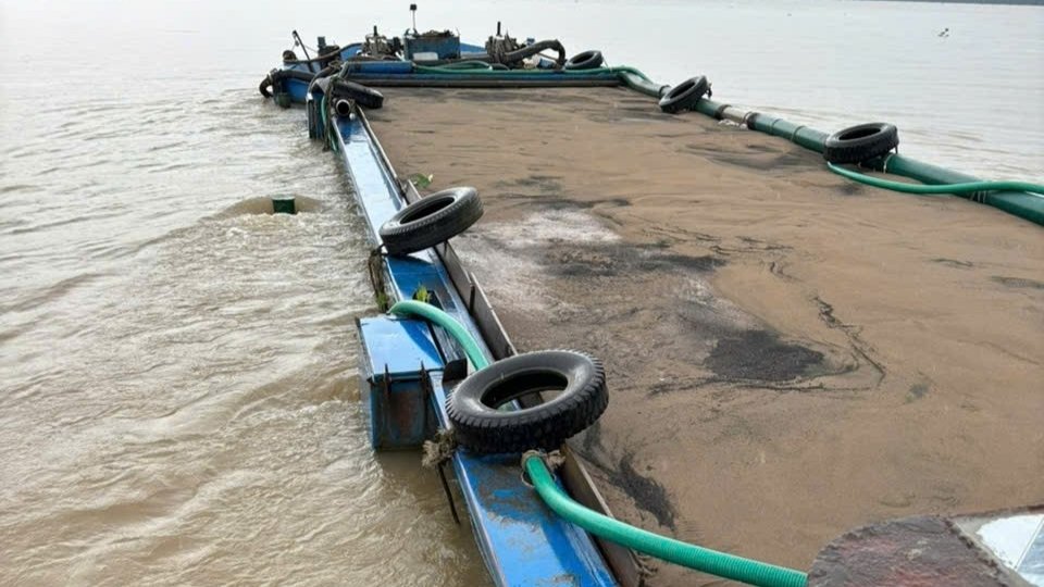 Lực lượng Công an xã Phú Thuận kiểm tra phương tiện chở cát không rõ nguồn gốc trên sông. Ảnh: Công an cung cấp