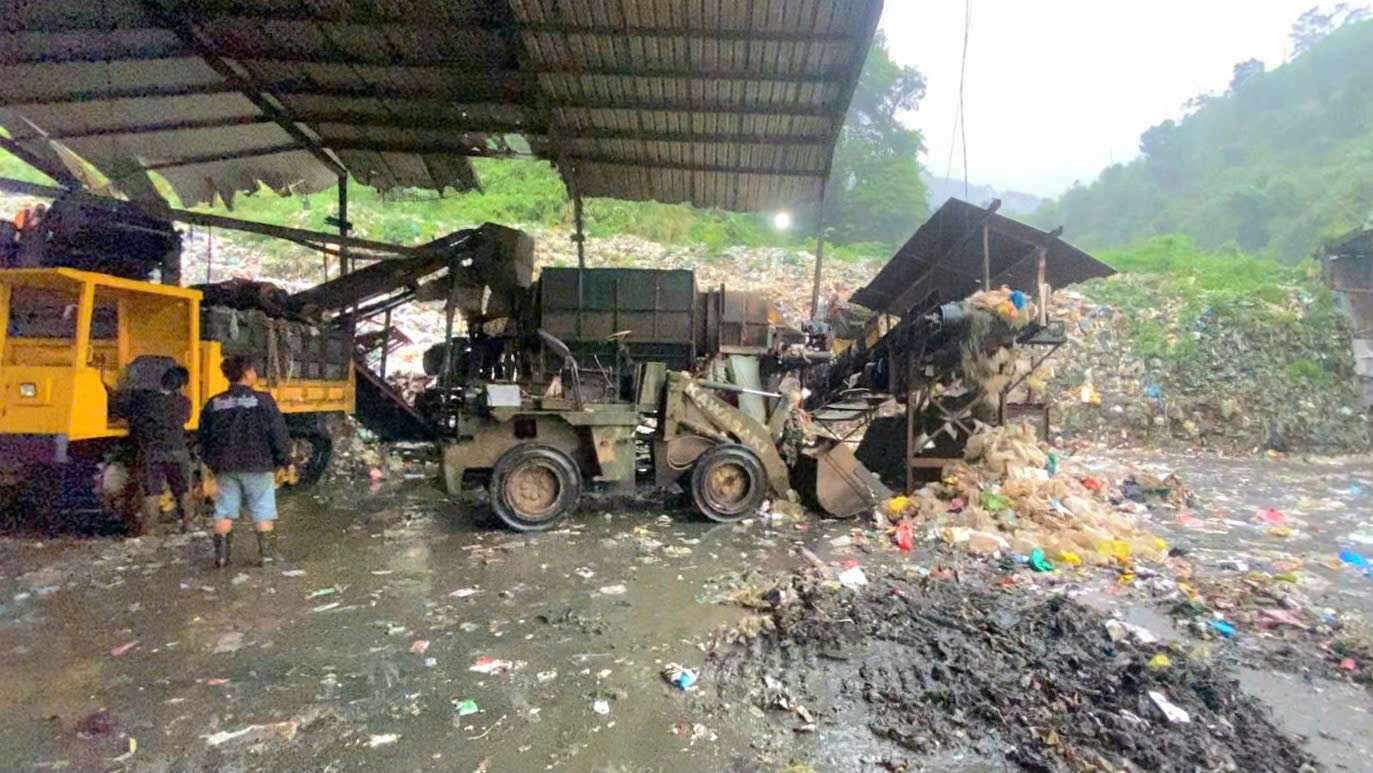 Sau khi Báo Lao Động liên tục có bài phản ánh về tình trạng hơn 64.000 tấn rác ứ đọng, Nhà máy xử lý rác Bảo Lộc đã hoạt động trở lại. Ảnh: Phúc Khánh