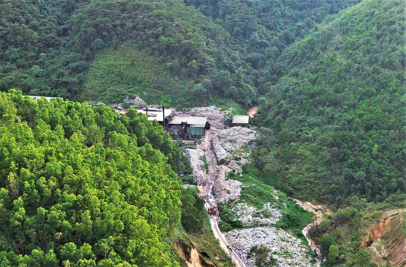 Hơn 64.000 tấn rác ứ đóng chất cao như núi tại Nhà máy rác Bảo Lộc. Ảnh: Phúc Khánh