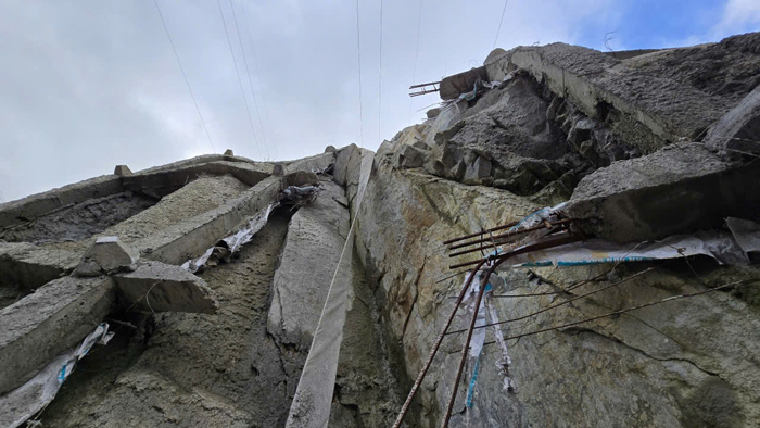 Một vài điểm hư hại, đứt gãy bờ kè trên đèo. Ảnh: Thanh Tuấn