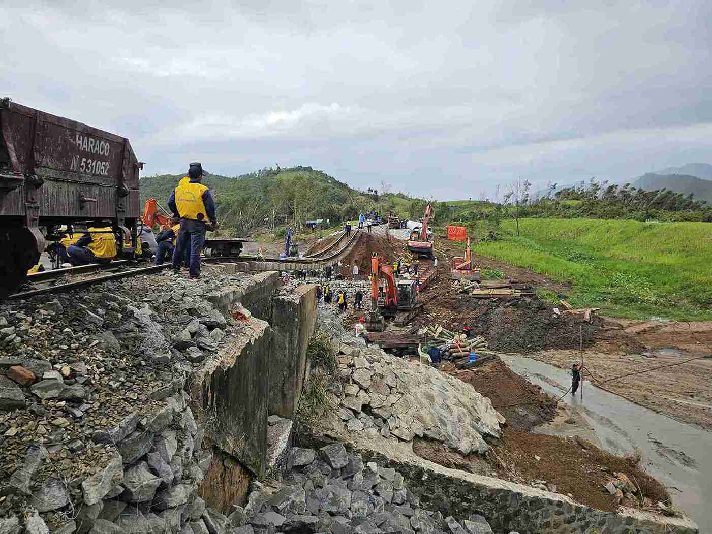Nhóm công nhân thi công ngày đêm để khơi thông tuyến đường sắt. Ảnh: Bảo Trung