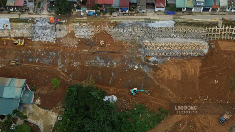 Một số máy móc tranh thủ thời tiết khô ráo để thi công mặt bằng. Ảnh: Đinh Đại