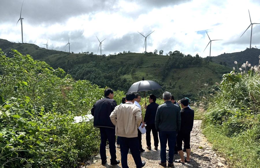 Đoàn cán bộ đi kiểm tra thực địa con đường đang xuống cấp. Ảnh: Hưng Thơ