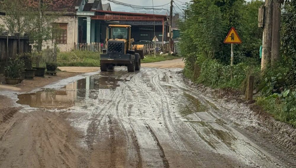 Đường ĐH.86 đoạn qua thôn Tân Hữu được thảm nhựa nhưng cũng xuống cấp, hư hại. Ảnh: Hưng Thơ