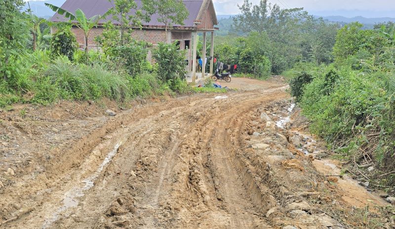 Người đồng bào thiểu số ở thôn Cheng đi lại vất vả, sản xuất cũng bị ảnh hưởng vì tuyến đường xuống cấp nặng. Ảnh: Hưng Thơ