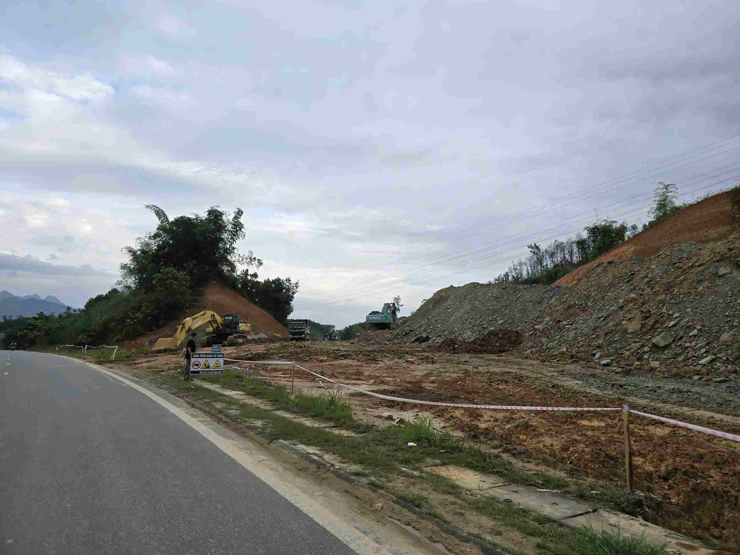 Mặt bằng thi công tuyến đường tránh đã được giải phóng 100%. Ảnh: Tân Văn