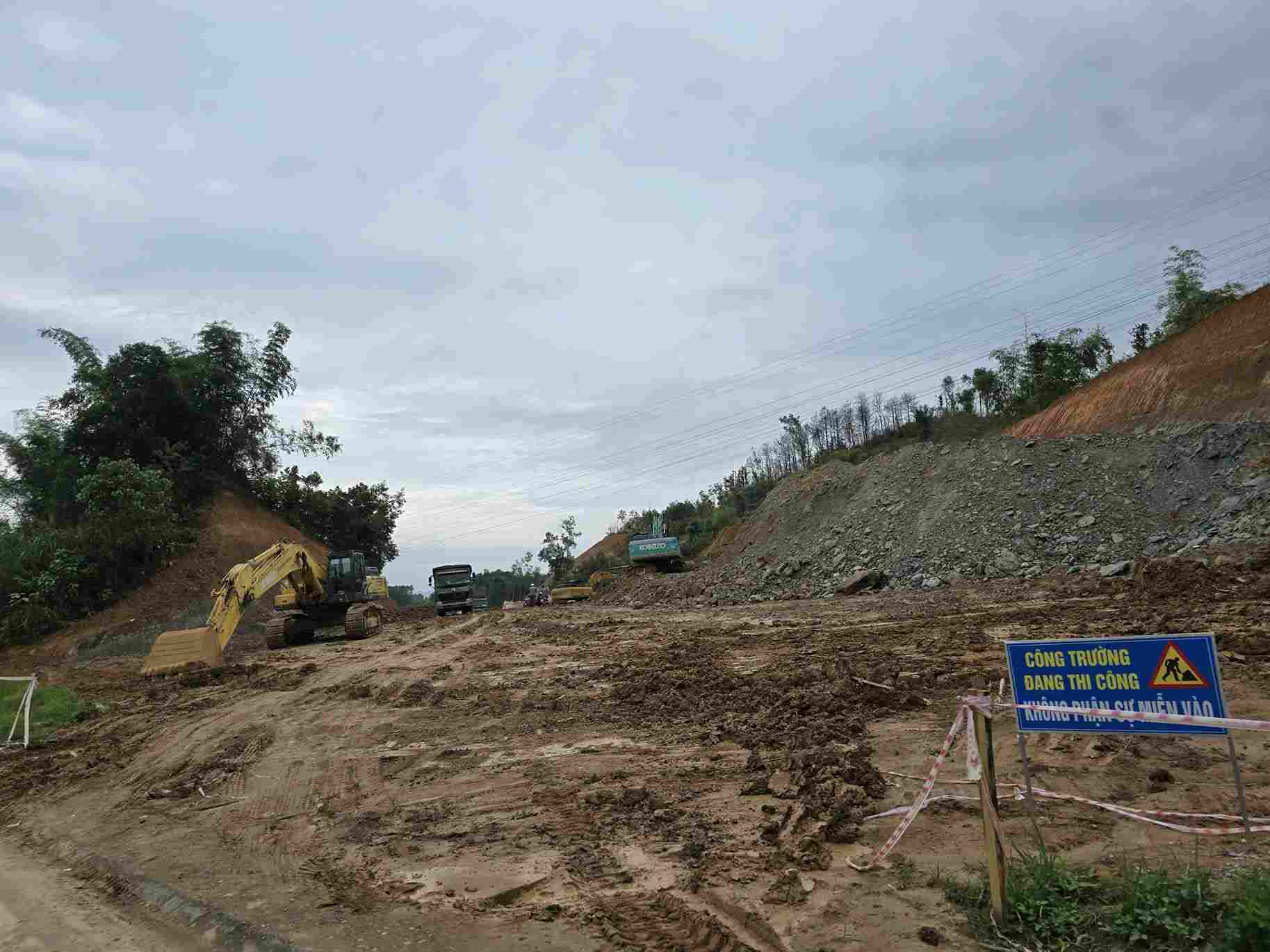 Các nhà thầu huy động máy móc thi công tại vị trí vừa giải phóng xong mặt bằng. Ảnh: Tân Văn