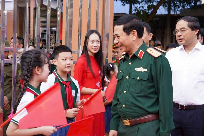 Đại tướng Phan Văn Giang cùng đoàn công tác dự Ngày hội Đại đoàn kết các dân tộc tại tổ dân phố Đông. Ảnh: Thái Nguyên GOP