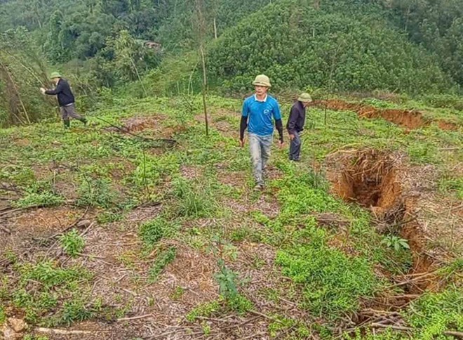 Xuất hiện vết nứt dài trên đồi, sơ tán dân để đảm bảo an toàn