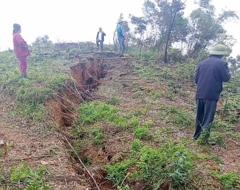 Vết nứt khá lớn. Ảnh: Đức Tuấn.