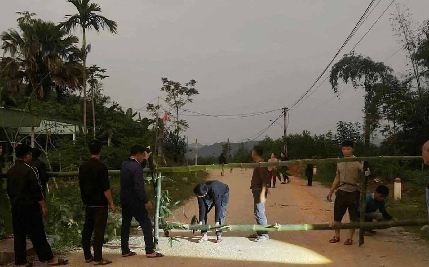 Chính quyền lập rào chắn cấm đường phía dưới ngọt đồi bị nứt. Ảnh: Đức Tuấn.