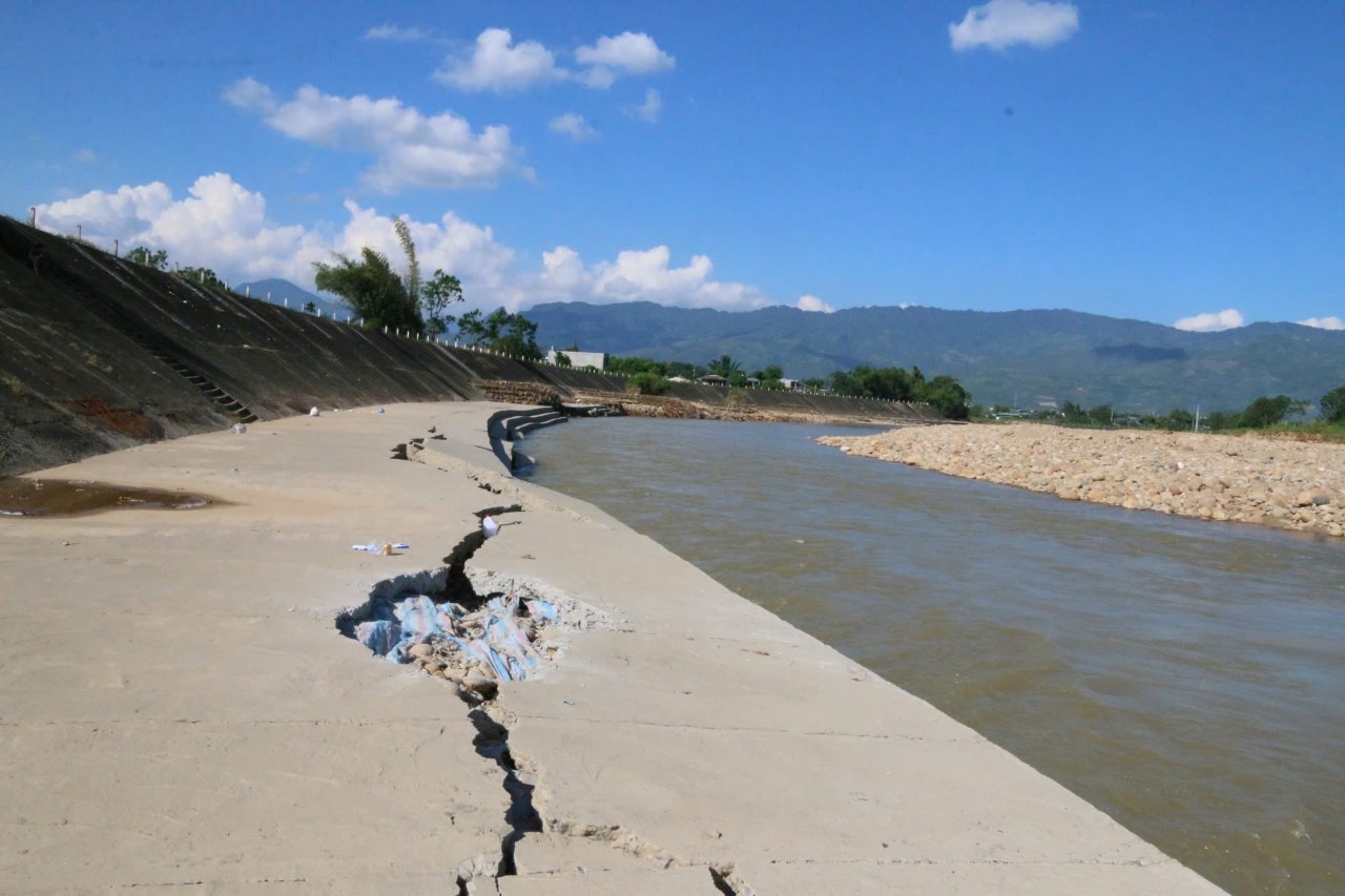 Nhiều vị trí bờ kè Suối Thia bị đứt gãy trơ sỏi đá. Ảnh: Văn Đức