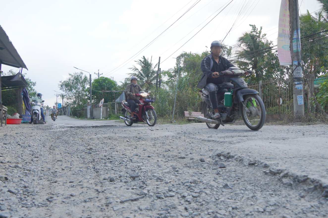 Đường tỉnh 923 ở TP Cần Thơ xuống cấp trở thành nỗi ám ảnh đối với người dân. Ảnh: Tạ Quang