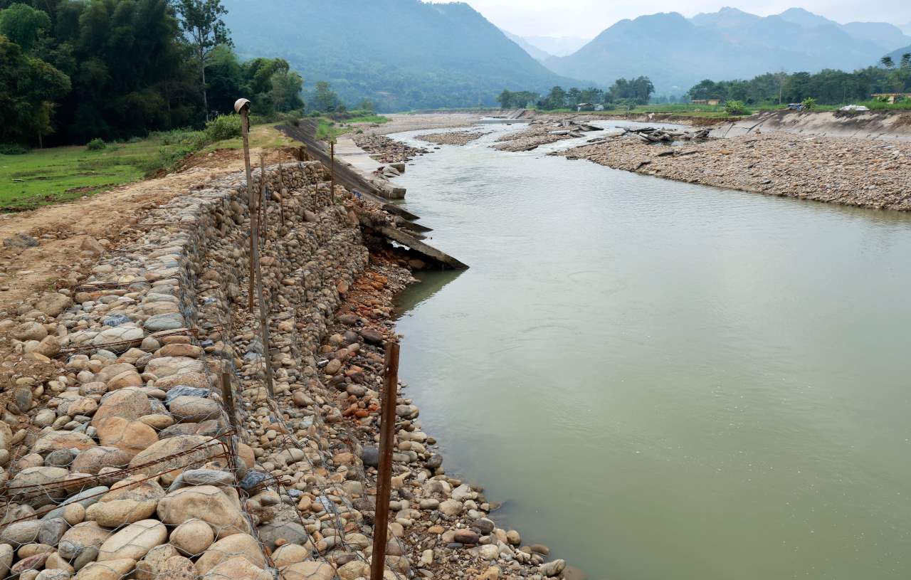 Kè bê tông được địa phương gia cố tạm thời bằng rọ đá. Ảnh: Văn Đức