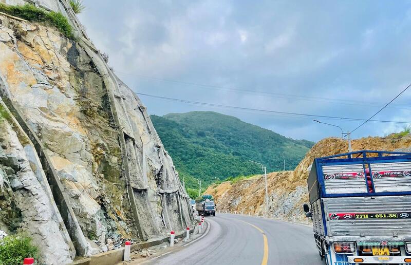 Nhiều tài xế phải “nín thở vượt đèo” vì lo ngại những khối đất đá có thể sạt xuống bất cứ lúc nào.