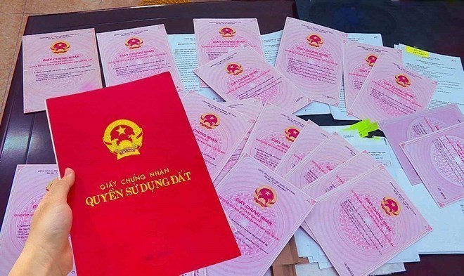 Cách để vợ chồng cùng đứng tên trên sổ đỏ nhanh và đúng luật