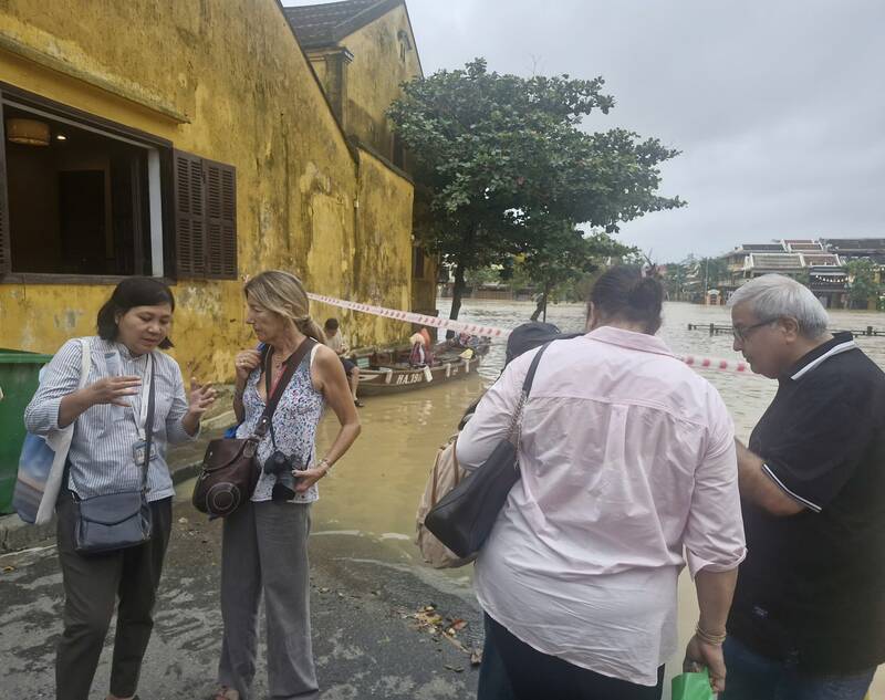 Khách du lịch tham quan phố cổ Hội An. Ảnh: Thu Giang