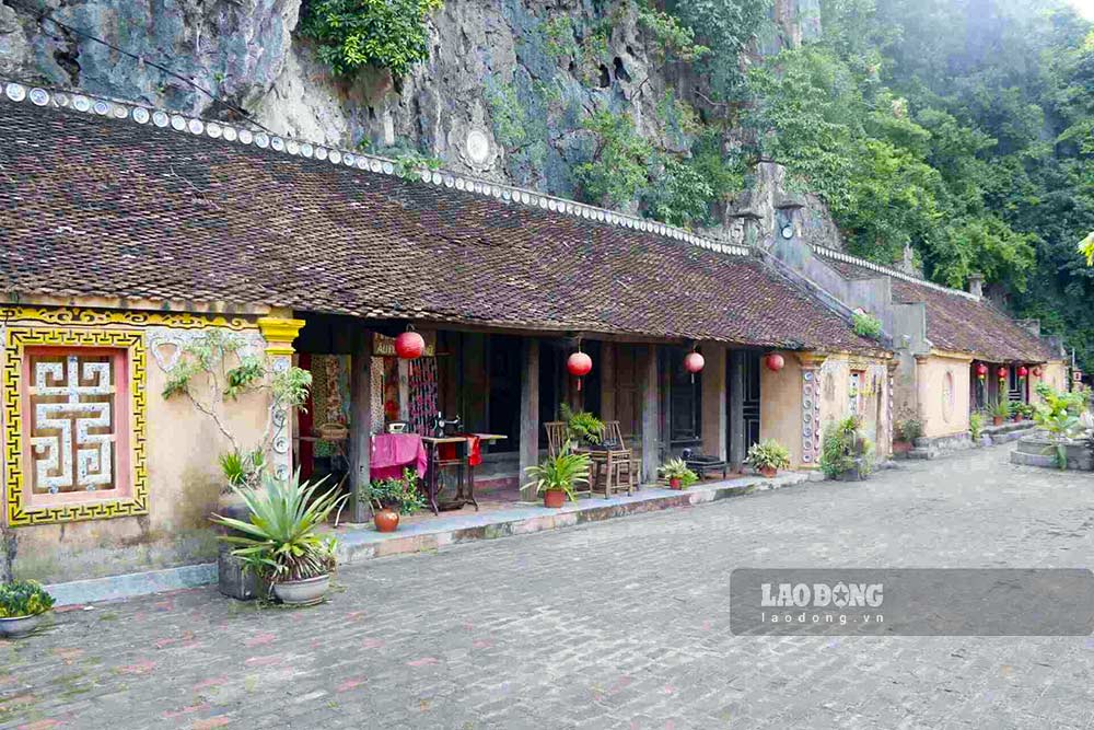 Làng Việt cổ - Cố Viên Lầu là điểm du lịch khôi phục các nếp nhà cổ, bảo tồn, lưu giữ các giá trị văn hóa truyền thống của dân tộc... và kinh doanh dịch vụ lưu trú du lịch.