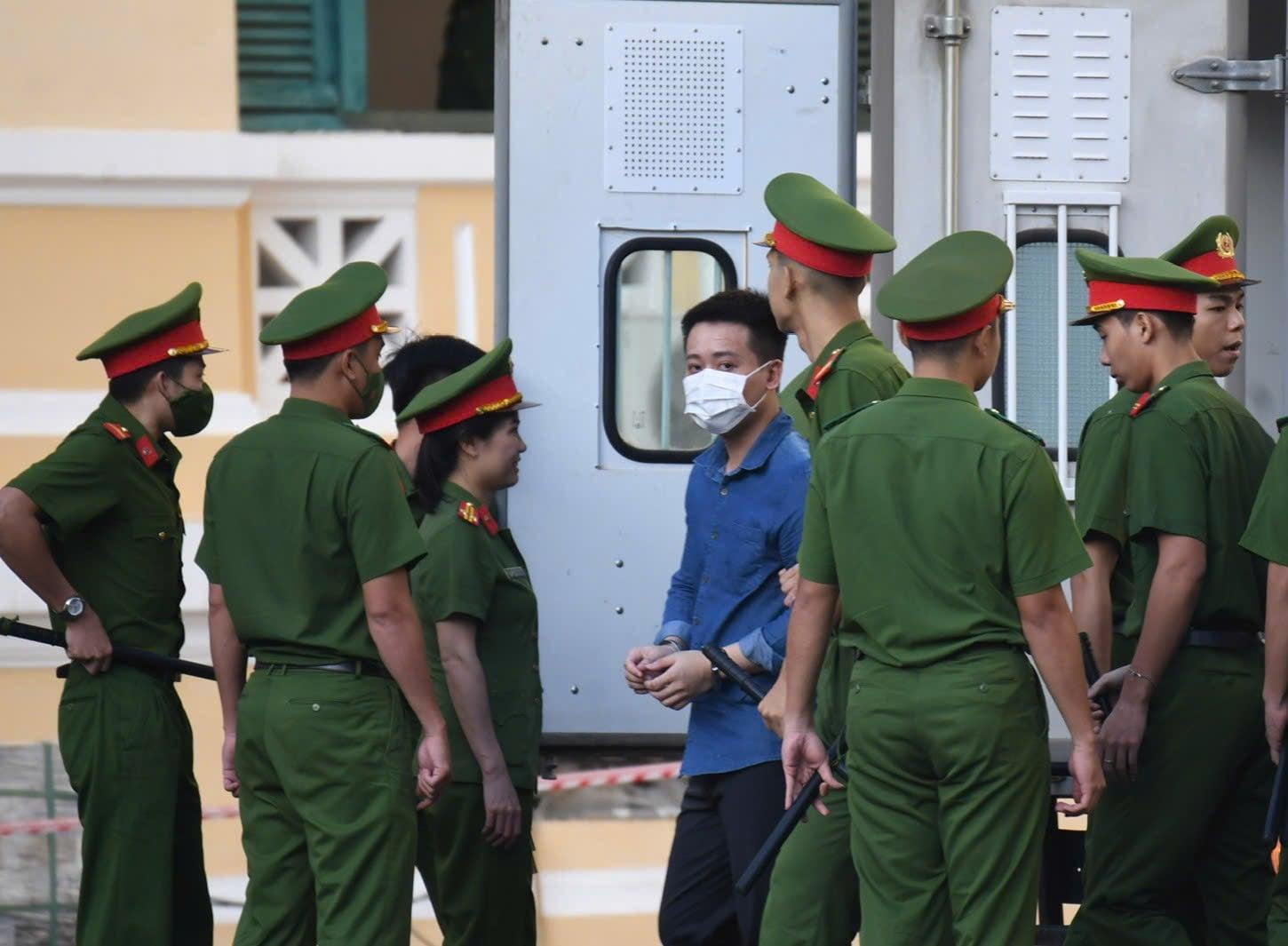 Phạm Quang Linh (tức “Quang Linh Vlogs”) được áp giải tới phiên tòa. Ảnh: Anh Tú