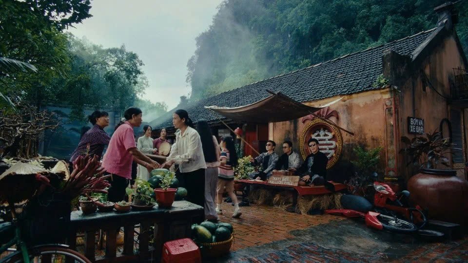 Cố Viên Lầu đẹp tựa bức tranh thuần Việt. Ảnh cắt từ MV