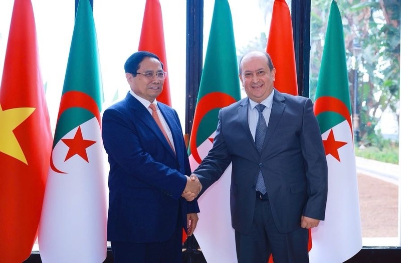 Thủ tướng Phạm Minh Chính và Thủ tướng Algeria Sifi Ghrieb gặp gỡ báo chí, công bố việc hai nước nâng cấp quan hệ song phương lên Đối tác chiến lược. Ảnh: VGP/Nhật Bắc