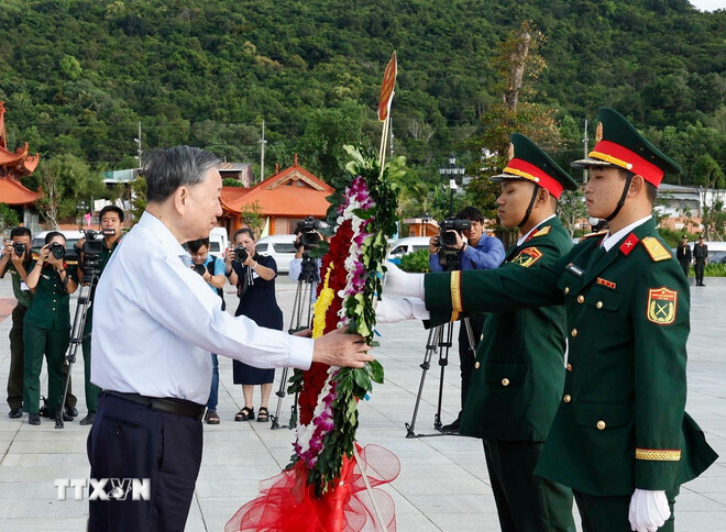 Tổng Bí thư Tô Lâm dâng hoa trước Tượng đài Chủ tịch Hồ Chí Minh tại Quảng trường Hồ Chí Minh. Ảnh: Thống Nhất/TTXVN