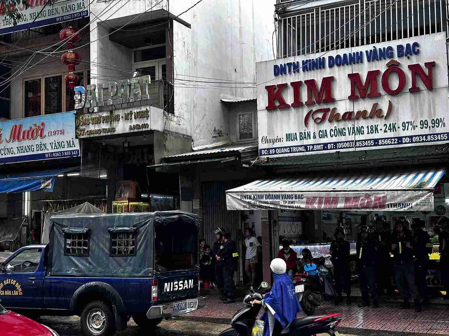Cửa hàng vàng bạc Kim Môn ở phường Buôn Ma Thuột bị cơ quan chức năng kiểm tra. Ảnh: Bảo Trung