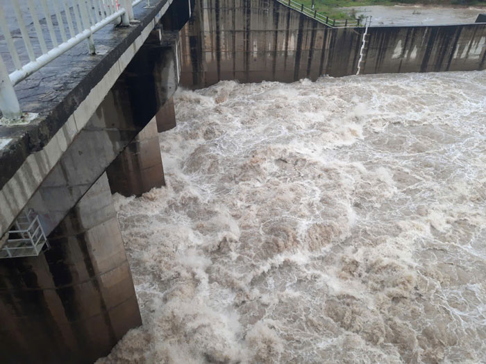 Nếu lượng mưa giảm, các hồ chứa sẽ xả lũ ở mức độ nhỏ hơn về hạ du. Ảnh: Thanh Tuấn