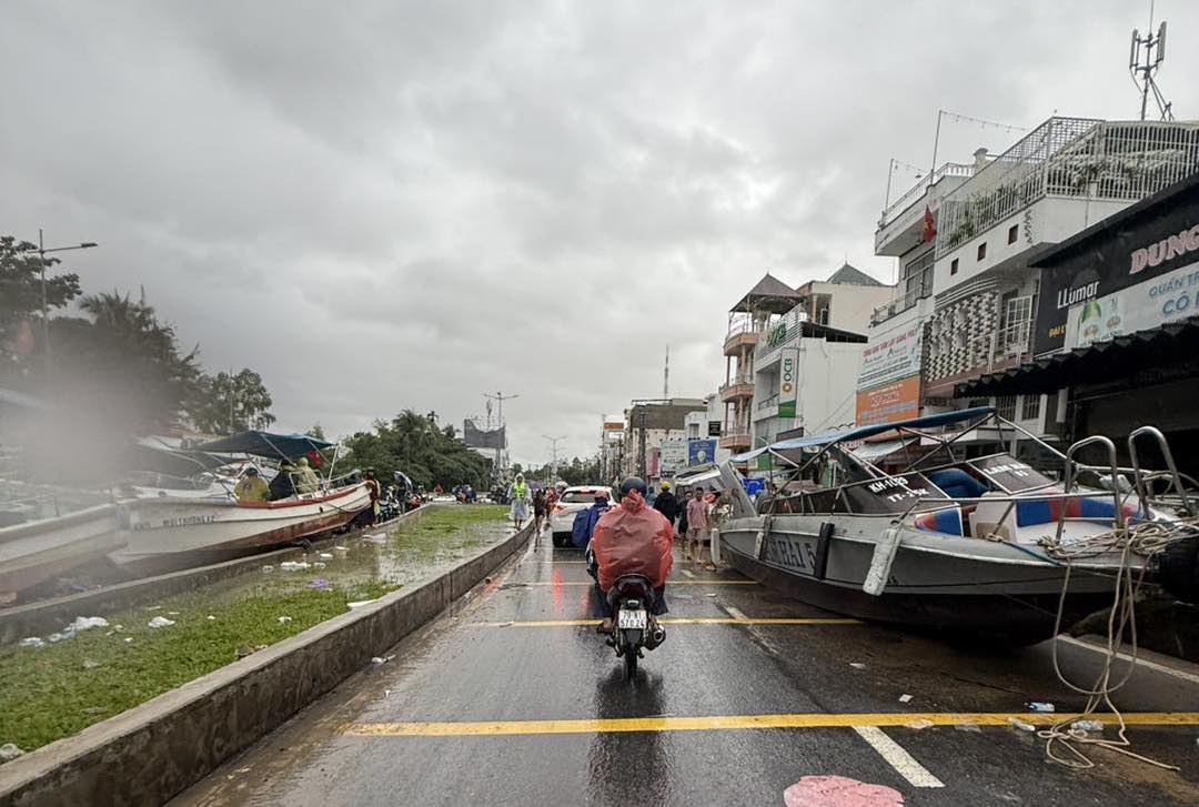 Nhiều cano mắc cạn sau khi nước rút ở trung tâm Nha Trang. Ảnh: Lộc Thọ