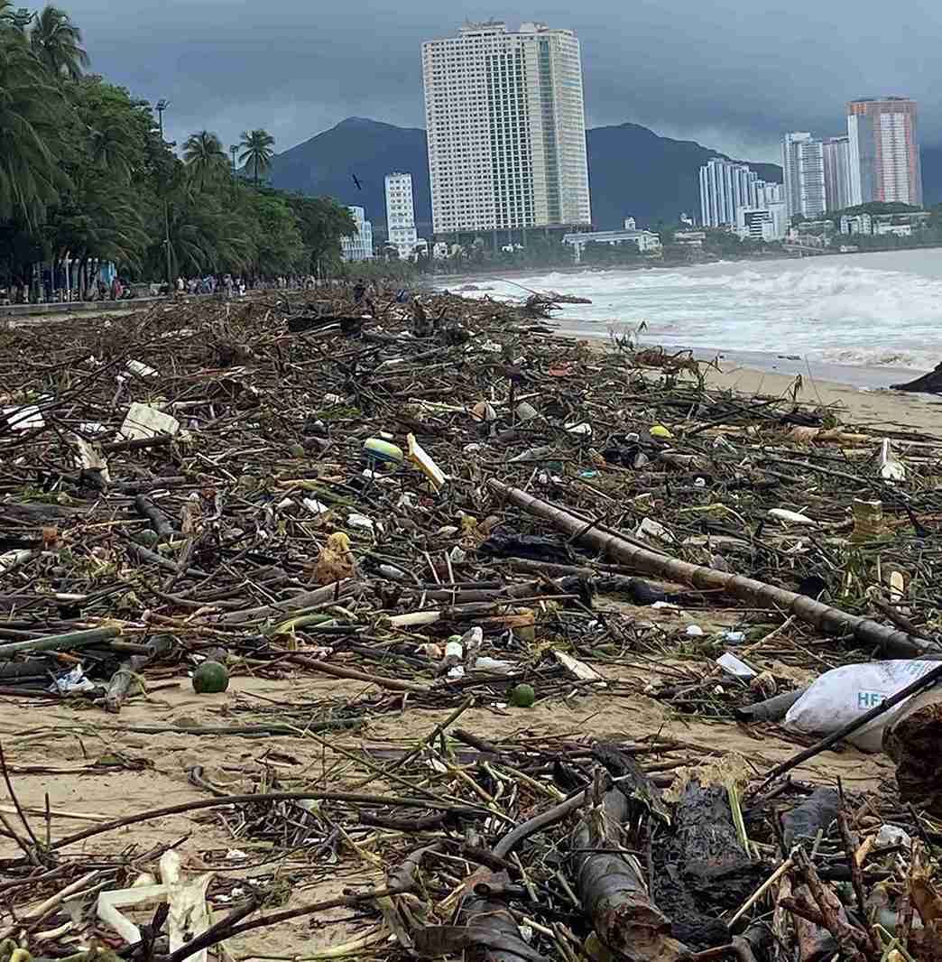 Khu vực bờ biển Nha Trang ngập trong rác. Ảnh: Lộc Thọ